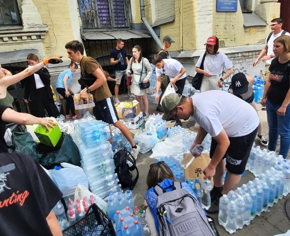 A Kiev, dans les quartiers touchés par la nouvelle et grave attaque de missiles, les Jeunes pour la Paix de Sant'Egidio se précipitent pour apporter des premiers secours